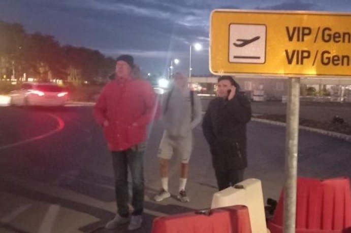 NIJE UŠAO U AUTOBUS SA SAIGRAČIMA: Reprezentativac Srbije se smrzava u šortsu i čeka lični prevoz sa aerodroma (VIDEO)