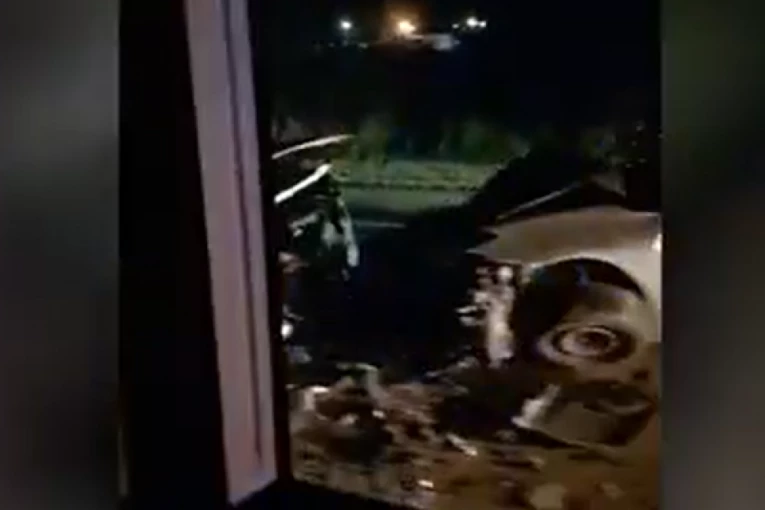 JEZIVA NESREĆA NA OBRENOVAČKOM PUTU! Delovi vozila svuda po drumu, automobil SMRSKAN! (VIDEO)