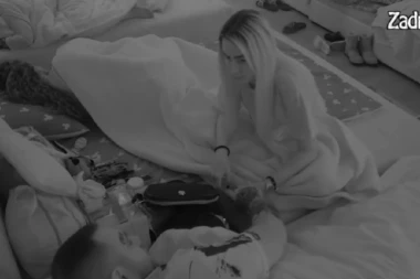 NE MOGU VIŠE DA SE SUZDRŽE! Aleks i Car razmenjivali NEŽNOSTI, sačekali da svi zaspe, pa se prepustili EMOCIJAMA! (VIDEO)