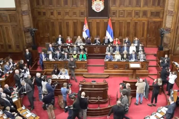 OPOZICIONI PIČVAJZ U SKUPŠTINI, ĆUTA UDARIO NA BOŠKA: Lažni ekolog hteo da ukrade šou Obradoviću!