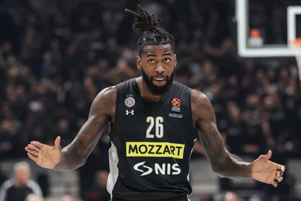 INCIDENT UOČI DERBIJA: Lesor pogođen grudvom u glavu (VIDEO)