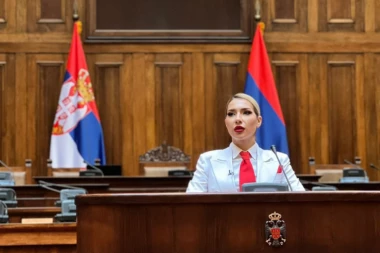 TAJKUNSKI PORTAL NAPAO JOVANU JEREMIĆ, ONA IM BRUTALNO ZAPUŠILA USTA: Ne mogu ni cipele da mi čiste,  pobediću ih svojim obrazovanjem!