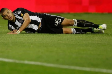 "U TOJ DECI VIDIŠ SVE, ONI ĆE POGINUTI ZA OVAJ GRB!" Mitrović NIKAD EMOTIVNIJE o Partizanovim klincima i situaciji u klubu - KAPITEN DO KOSKE!