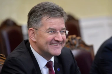 LAJČAK DOPUTOVAO NA KIM: Specijalni izaslanik EU za dijalog Beograda i Prištine doputovao u dvodnevnu posetu
