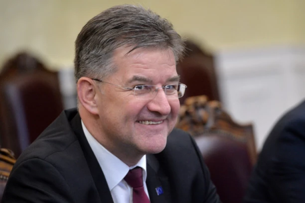 LAJČAK DOPUTOVAO NA KIM: Specijalni izaslanik EU za dijalog Beograda i Prištine doputovao u dvodnevnu posetu