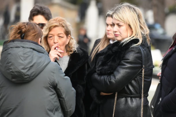 OVO SU DŽEJEVE NAJVEĆE LJUBAVI! Pevač za sobom ostavio bivšu suprugu i devojku: Jedna pali cigaru za cigarom, druga PROCVETALA (FOTO)