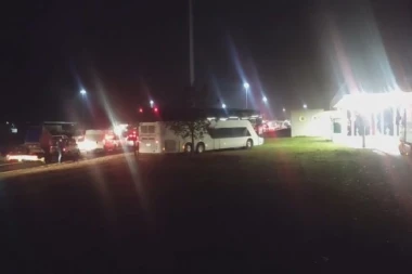 NEVIĐENA BAHATOST SRPSKIH VOZAČA! Autobus pun putnika "preprečio" preko zelene površine da ne čeka! (FOTO, VIDEO)