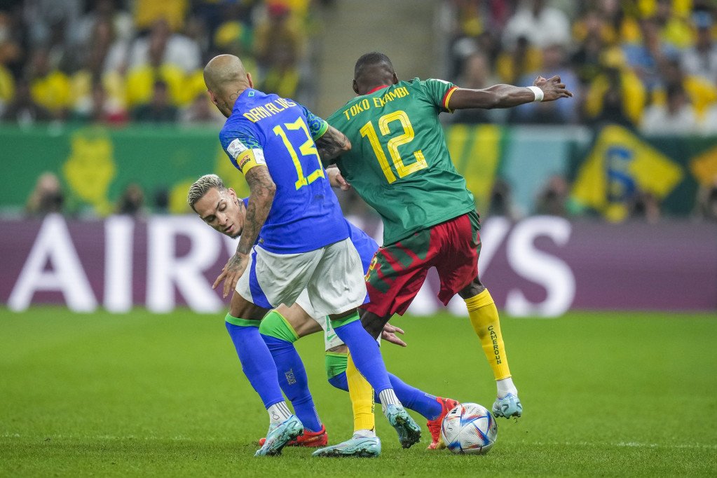 Dani Alveš na meču Brazil - Kamerun