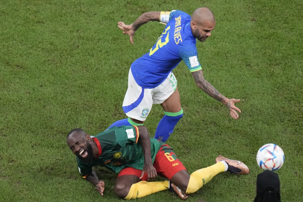 Dani Alveš na meču Brazil - Kamerun