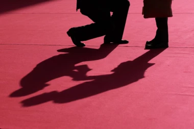 EDI RAMA MU SE POKLONIO! Pred kim to kleči albanski premijer u Tirani?