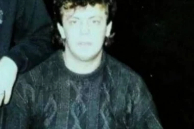 ZNAMO GA KAO ŽESTOKOG MOMKA, NJEGOVA PORODICA PRAVI SKANDAL ZA SKANDALOM: Raspao mu se brak, a bivša žena ga je obrukala za sve pare (FOTO)