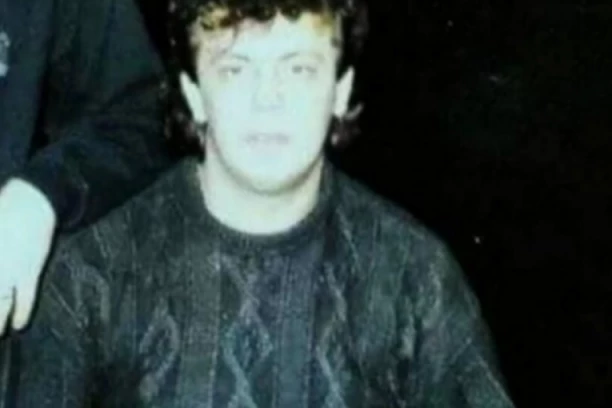 ZNAMO GA KAO ŽESTOKOG MOMKA, NJEGOVA PORODICA PRAVI SKANDAL ZA SKANDALOM: Raspao mu se brak, a bivša žena ga je obrukala za sve pare (FOTO)