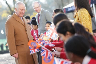 KRALJA ČARLSA III PONOVO GAĐALI JAJIMA: Šetnja Lutonom se pretvorila u noćnu moru, obezbeđenje reagovalo (VIDEO)