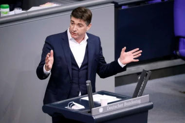 POLITIČAR OSTAVIO PORODICU ZBOG PO*NO GLUMICE: Pukla bruka u Nemačkoj, Rajnhold ovim pokušao da se opravda