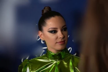 SARA JO POZIRALA U MINIJATURNOM CRNOM KOSTIMU, BUJNE GRUDI SAMO ŠTO NISU ISPALE:  Pevačica napravila lom na Instagramu! (FOTO)