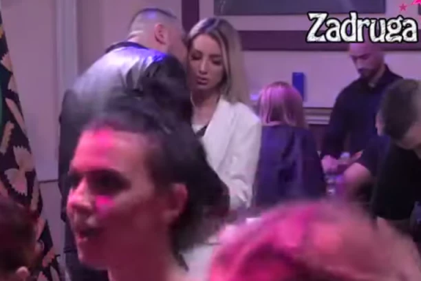 PAO POLJUBAC ALEKS I CARA: Filip dohvatio bivšu devojku Dejana Dragojevića, ona ne skida osmeh sa lica - sve pršti od strasti (VIDEO)