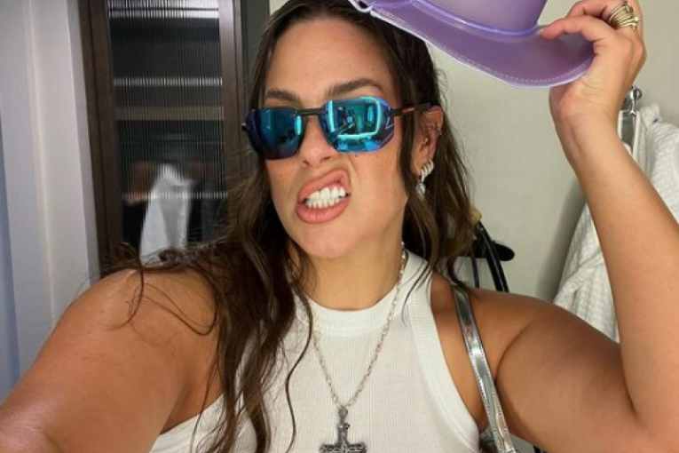 Ešli Grejem nosi ljubičasti šešir