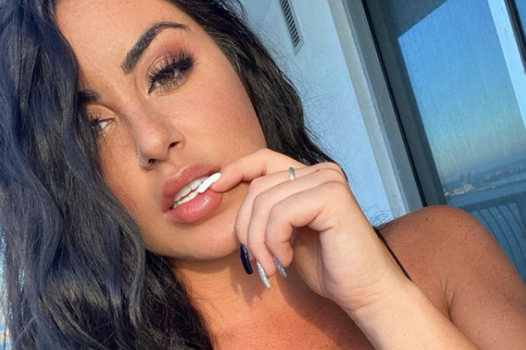 Alisia pozira za obožavaoce