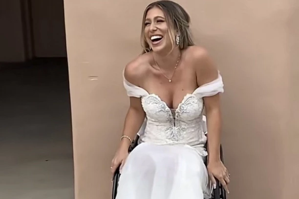 PLESAČICA I BUDUĆA MAMA I TO U KOLICIMA: Ova žena je dokaz da se sve može, otkrila pol bebe, a svi pričaju o ŠOKU koji je doživeo njen suprug! (VIDEO)