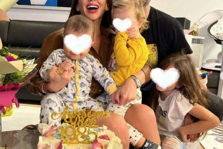 Ana Sević sa suprugom Danijelom i decom