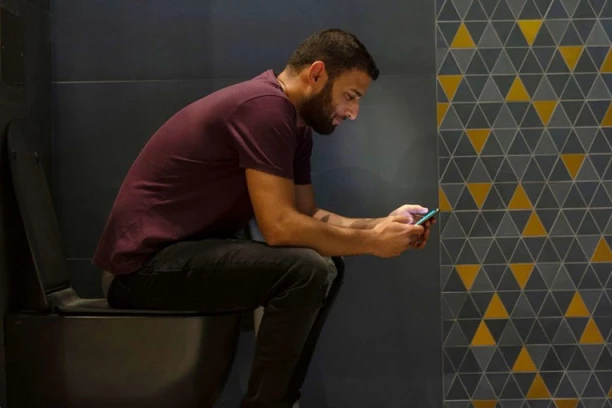 KADA NOSITE TELEFON U WC KOLIKO DUGO OSTAJETE? Lekari ističu - Ovo je granica sve preko toga može da izazove BAKTERIJE I INFEKCIJE!