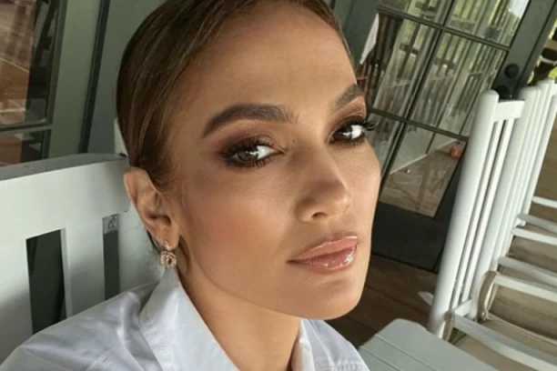 NOSI NAJMODERNIJI KAPUT OVE SEZONE, ALI JOJ NE STOJI: Kroj koji bi trebalo da izbegavaju niske žene, a ne odgovara ni najvećoj zvezdi!