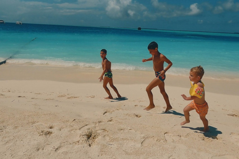 Ceca sa porodicom na Maldivima