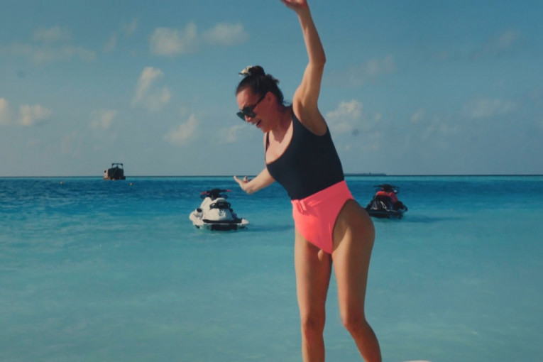 Ceca uživa na Maldivima