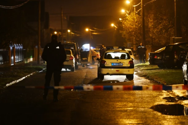 POKUŠAJ ORUŽANE PLJAČKE MENJAČNICE U RUMENKI, BLOKIRANI SVI IZLAZI! Muškarac pretio pištoljem, radnica ga SPREČILA