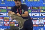 IŽIVLJAVAO SE NAD ŽIVOTINJOM: PR reprezentacije Brazila MUČIO mačku nasred konferencije za medije (UZNEMIRUJUĆI VIDEO)