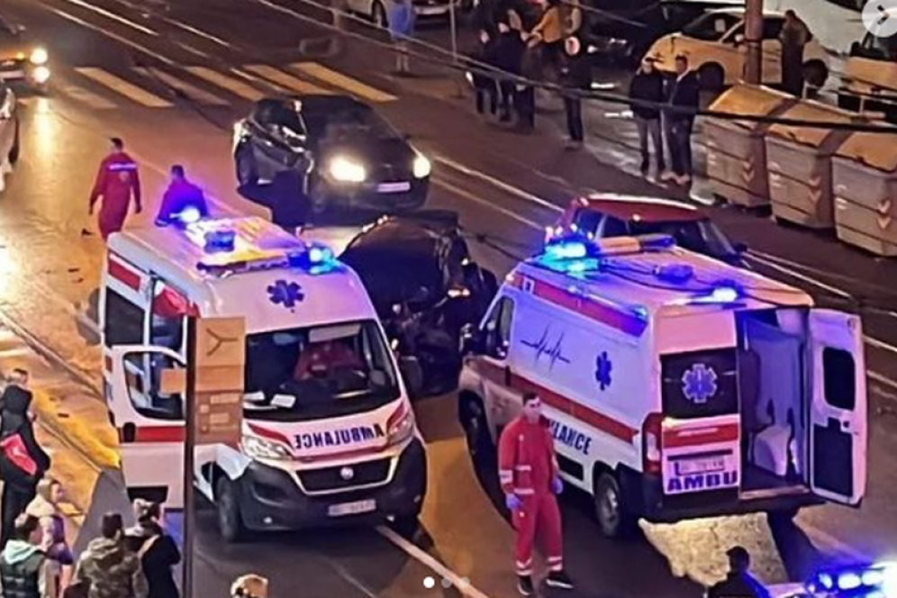 JEZIVA NESREĆA U BEOGRADU: Automobil sleteo s puta i udario u zgradu - jedna osoba poginula (FOTO)