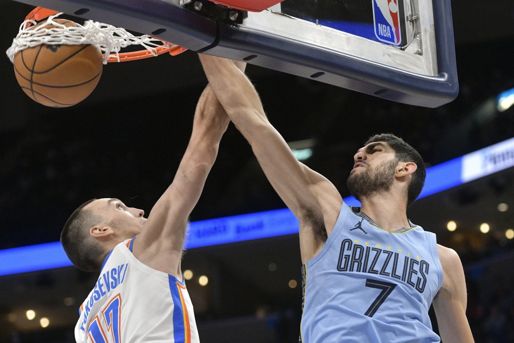 Aleksej Pokuševski na meču Memfis - Oklahoma