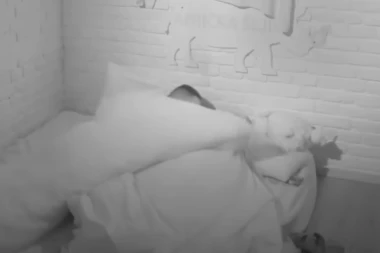 ŽESTOKA AKCIJA ALEKS NIKOLIĆ I FILIPA CARA: Prvo se dohvatili ispod pokrivača, a onda je nastao RUSVAJ! (VIDEO)