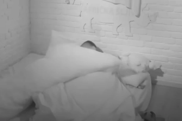 ŽESTOKA AKCIJA ALEKS NIKOLIĆ I FILIPA CARA: Prvo se dohvatili ispod pokrivača, a onda je nastao RUSVAJ! (VIDEO)