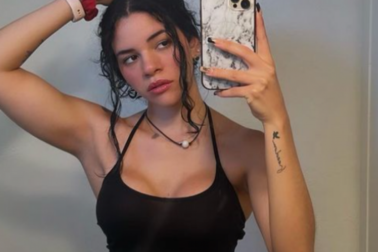 Andrelis se slika u ogledalu