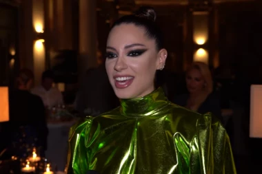 UHVAĆENA PRED TUŠIRANJE! Naša pevačica samo u PEŠKIRIĆU - o ovome svi bruje! (VIDEO)