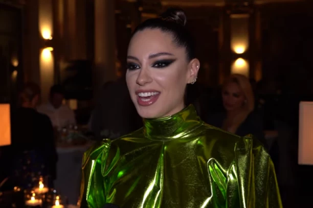 UHVAĆENA PRED TUŠIRANJE! Naša pevačica samo u PEŠKIRIĆU - o ovome svi bruje! (VIDEO)