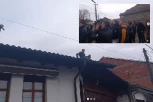 NASTAVLJA SE DRAMA U VELIKOJ HOČI: Sin Petrovića na krovu, ROSU u pripravnosti! Okupljeni viču: Ivane, stani!