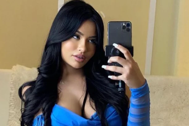 ZA NJU CEO SVET GOVORI DA JE DVOJNICA KAJLI DŽENER: Ne nosi DONJI VEŠ samo da bi imala bolju zadnjicu od člana porodice Kardašijan! (FOTO)