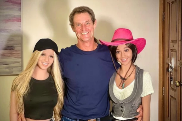 KUPIO LUTKE ZA INTIMNE ODNOSE PA IH POVEO KOD MAJKE NA RUČAK: Oblači ih, kupa i šminka, a kad mislite da ne može gore, on uradi OVO!