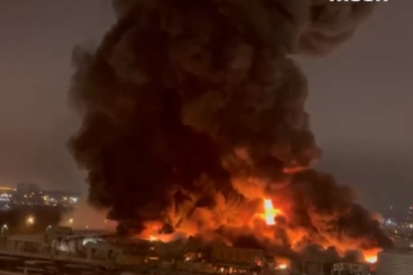 GORI TRŽNI CENTAR U MOSKVI: Serija eksplozija i urušen krov otežavaju gašenje! Jedna osoba izgubila život, a ovo je glavni uzrok stravičnog požara (VIDEO)