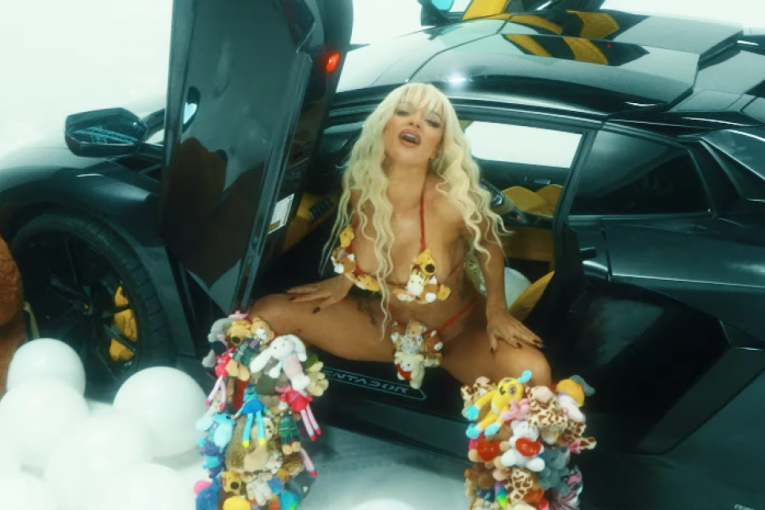 Teodora Džehverović nosi plišane igračke u spotu