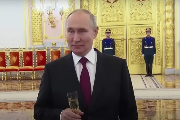 DA, MI TO RADIMO, ČEMU TOLIKA BUKA?! Putin pijucka šampanjac i priznaje da gađaju CIVILNE METE u Ukrajini! (VIDEO)
