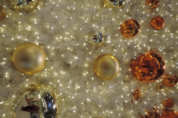 VEŠTAČKE JELKE I DO 125.000 DINARA! Izveli smo detaljnu računicu: Evo koliko vam novca treba za novogodišnje ukrase!