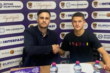 ZALOG ZA BUDUĆNOST: Talentovani fudbaler potpisao prvi profesionalni ugovor - stručnjaci mu predviđaju sjajnu karijeru! (FOTO GALERIJA)