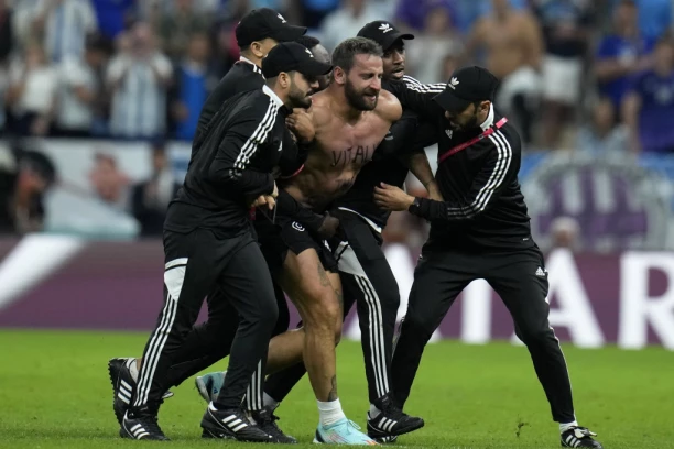 Upao na teren da ZAPROSI MESIJA, pa SLOMIO NOGU! Dolazi iz LUDE PORODICE, majka i bivša devojka pravile SLIČNE SKANDALE! (FOTO, VIDEO)