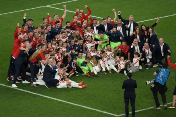 SCENARIO IZ ŠPANSKE SERIJE: Vedetu Hrvarske žena varala sa drvosečom! Uhvačena na njegovim golim grudima (FOTO)