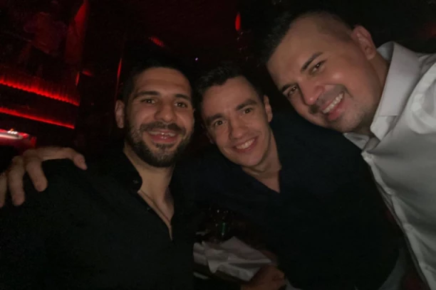 MITAR U LUDOM NOĆNOM PROVODU! Delirijum u prestoničkom klubu, asa "orlova" opkolili sa svih strana! (VIDEO)