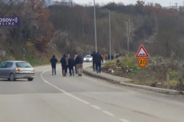 KFOR PARKIRAN KOD RUDARA, EULEKS STIGAO U LEPOSAVIĆ: Patrole obilaze barikade koje su postavili Srbi u znak Protesta