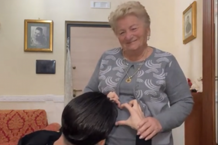 Pokuzuje da mu je baba "trudna"